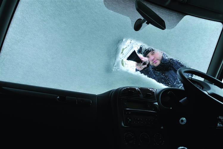 TIPS FOR CLEANING ICY WINDSCREENS